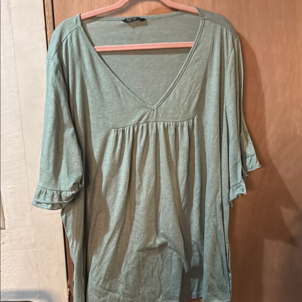 BloomChic Women's Green V-Neck Top
